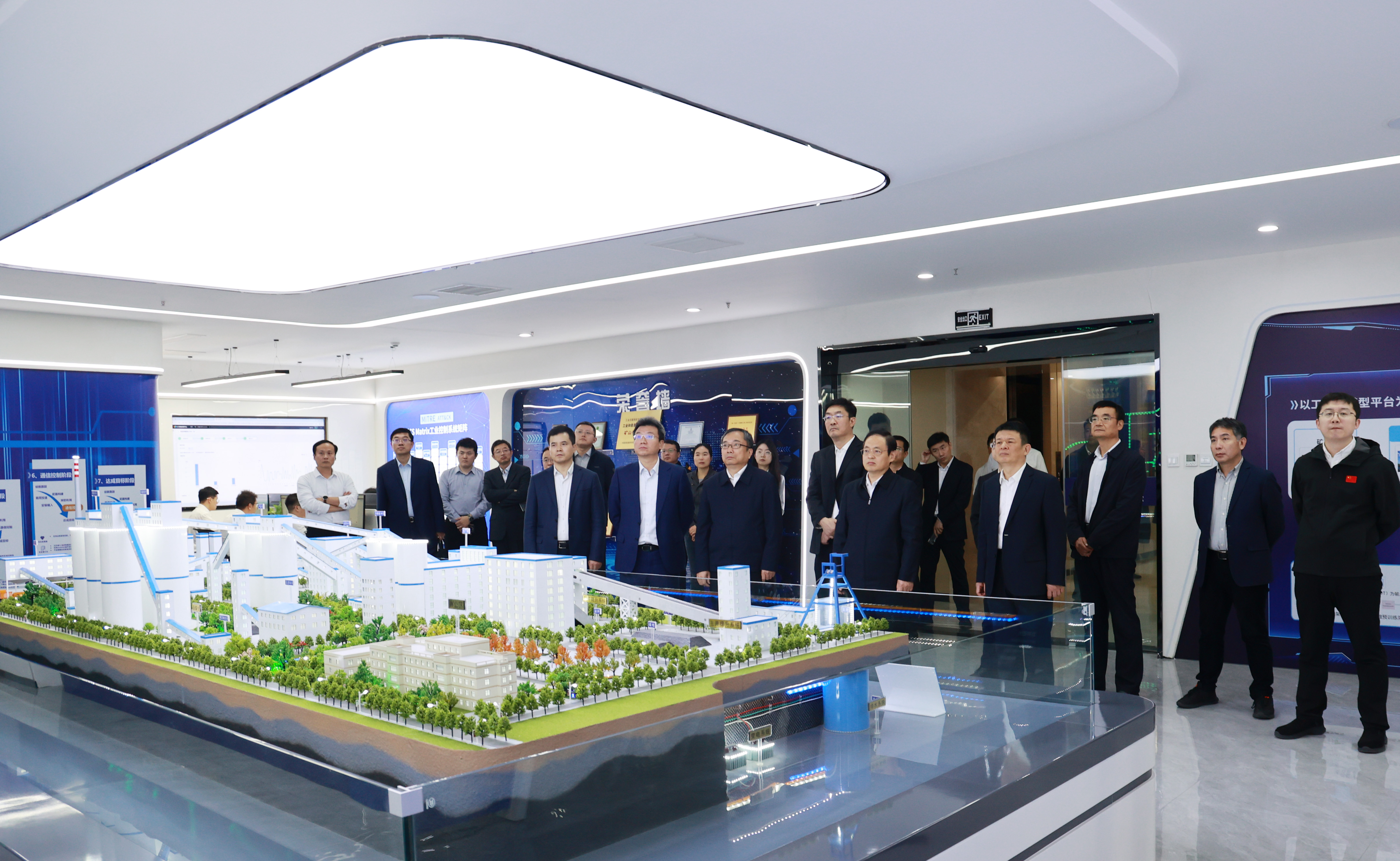工业和信息化部总工程师谢少锋到尊龙官网登录人生就是博登录科技调研新闻封面图